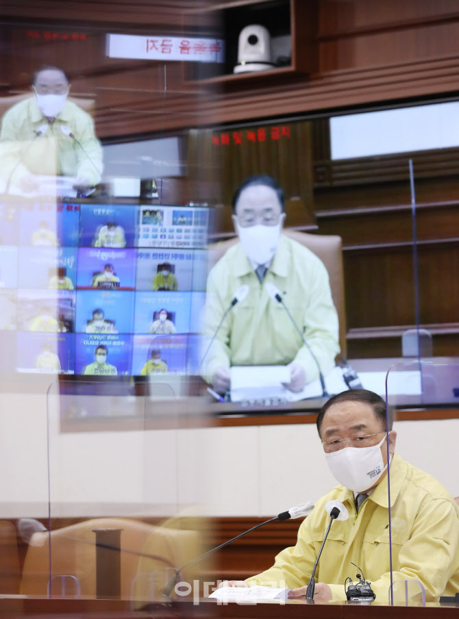  중대본회의 주재하는 홍남기 국무총리 직무대행                                                                                                                                                     