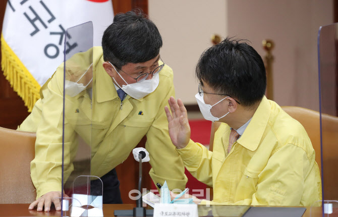  대화하는 안도걸·윤성원 차관                                                                                                                                                                     