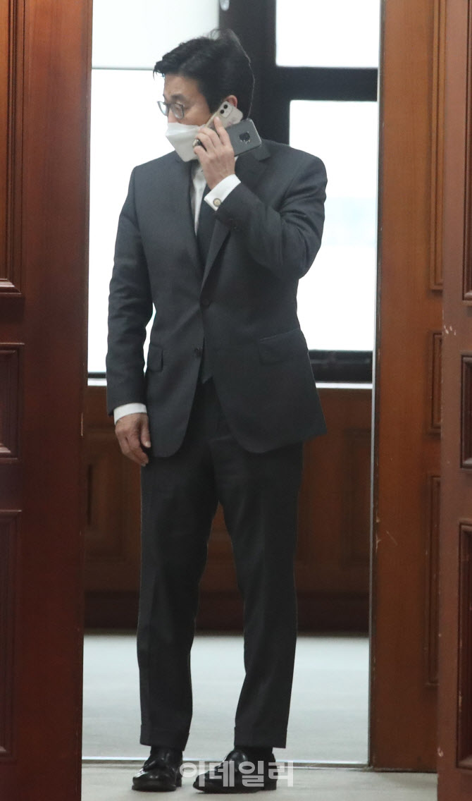  긴급통화하는 최종문 외교부 차관                                                                                                                                                                  