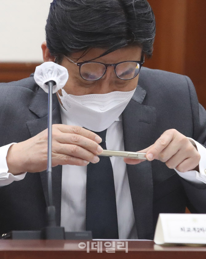  자료 살펴보는  최종문 외교부 차관                                                                                                                                                                