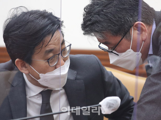  외교차관과 사회정책비서관                                                                                                                                                                        