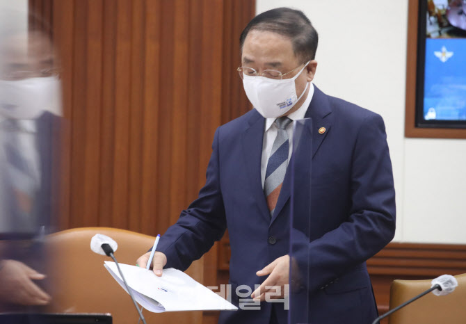  백신 점점회의 참석하는 홍남기 대행                                                                                                                                                               