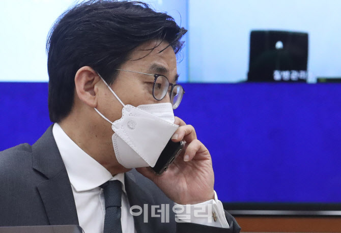  전화통화하는 최종문 외교부 차관                                                                                                                                                                  