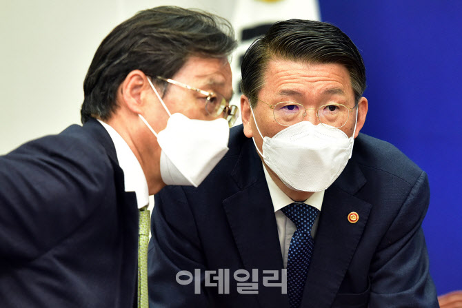 부동산 현황 관계부처 보고, '대화하는 은성수-유동수'                                                                                                                                     