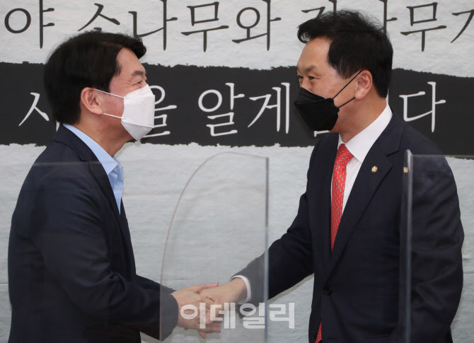 '악수하는 안철수-김기현'                                                                                                                                                                