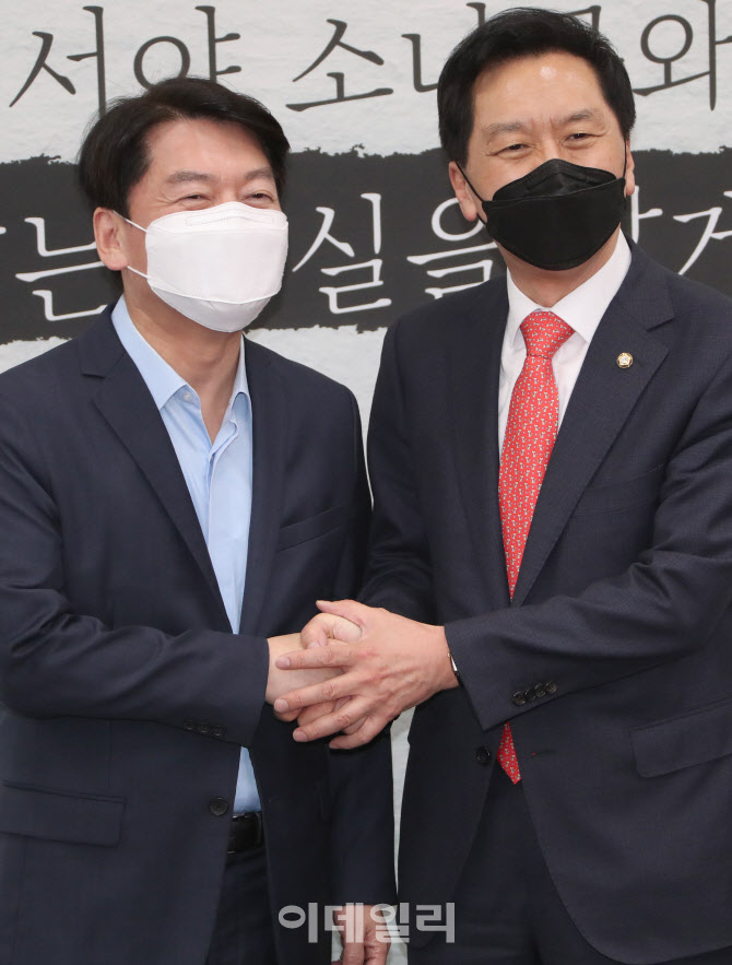 '악수하는 안철수-김기현'                                                                                                                                                                