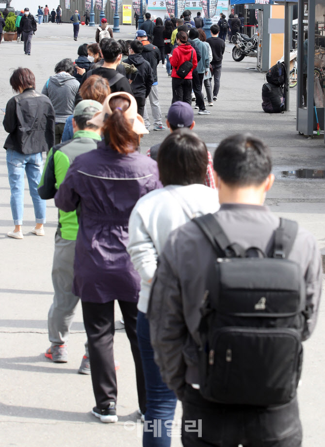 코로나19 신규 확진 676명… '주말 효과' 끝나자 다시 600명대                                                                                                                              