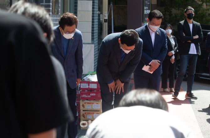'아동복지센터 아이들에게 인사하는 송영길 대표'                                                                                                                                          