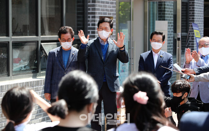 아동복지센터 방문, '아이들과 인사하는 송영길 대표'                                                                                                                                      