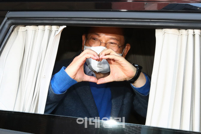 송영길 대표, '어린이날 하트'                                                                                                                                                            