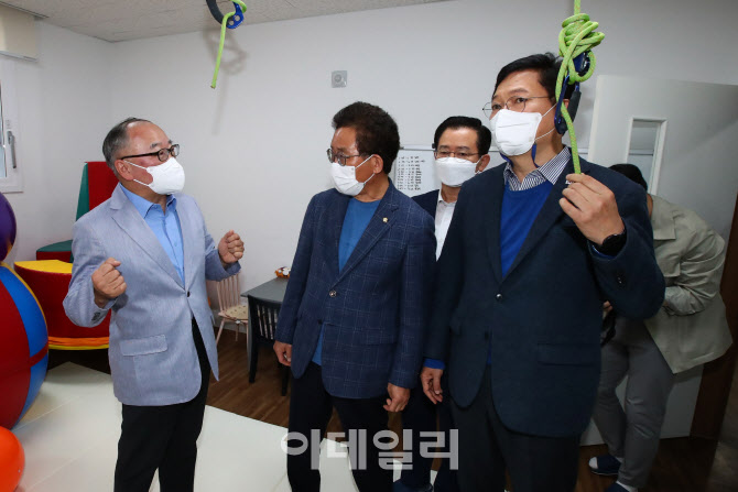 '아동복지센터 시설 둘러보는 송영길'                                                                                                                                                     