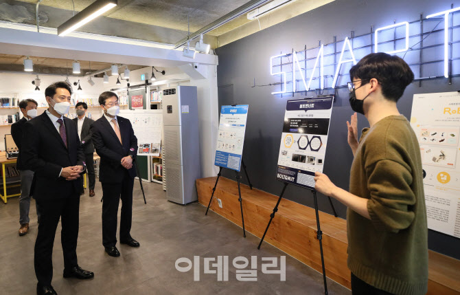 대학생들의 사업 발표 듣는 오세훈 서울시장                                                                                                                                                         