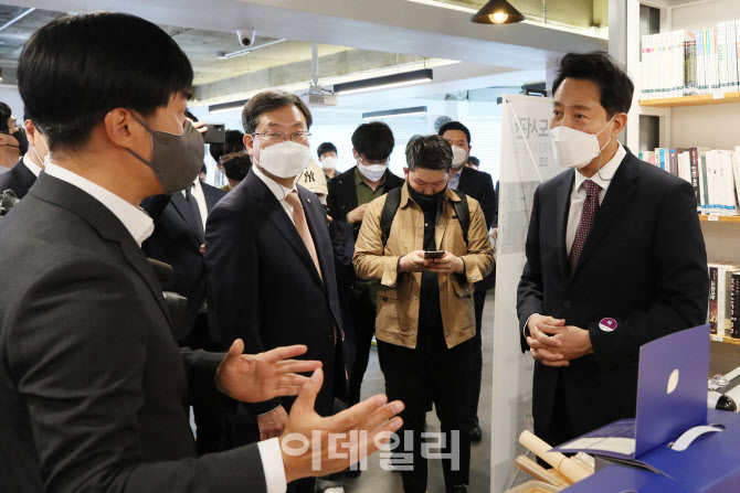 대학생들의 사업계획 발표 듣는 오세훈 시장                                                                                                                                                         