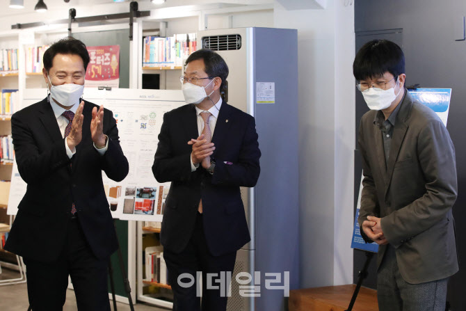 박수치는 오세훈 시장-정진택 총장                                                                                                                                                                  