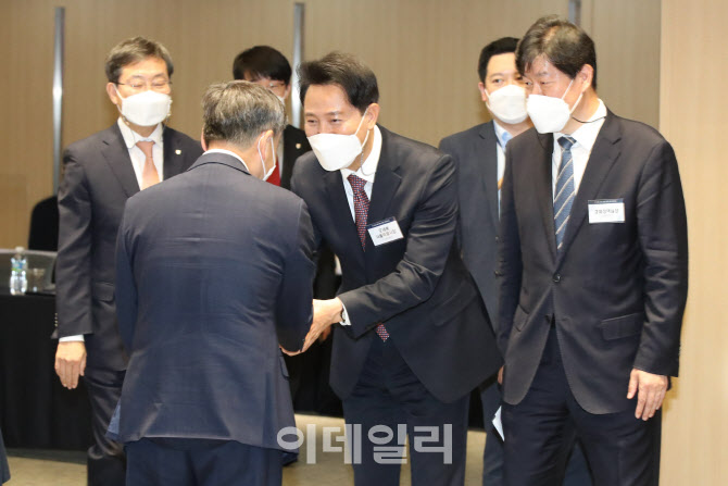 총장들과 인사하는 오세훈 서울시장                                                                                                                                                                 