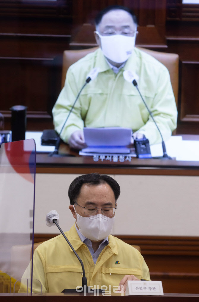 코로나19 대응 중대본 회의 참석한 문승욱 산업통상자원부 장관                                                                                                                                       