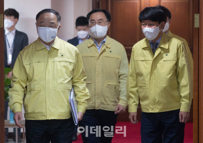코로나19 대응 중대본회의 입장하는 홍남기-문승욱-안경덕                                                                                                                                            