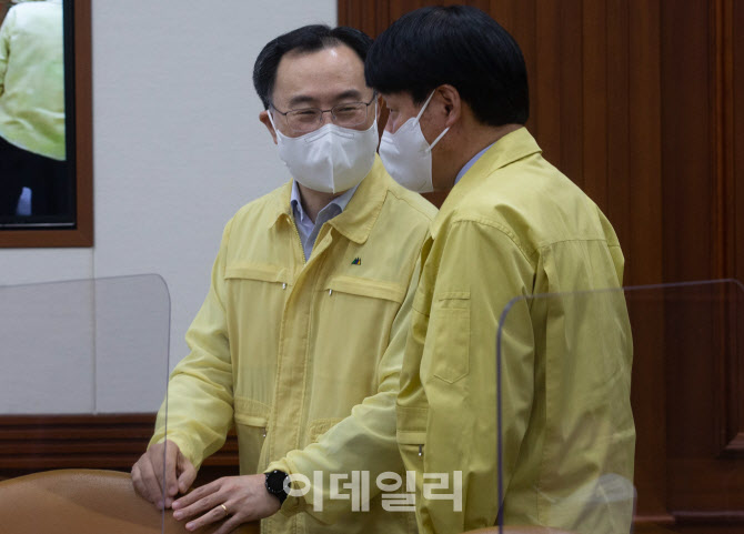 이야기 나누는 문승욱 산업부 장관-안경덕 고용부 장관                                                                                                                                               