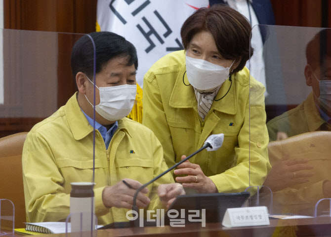 이야기 나누는 구윤철-한정애                                                                                                                                                                       