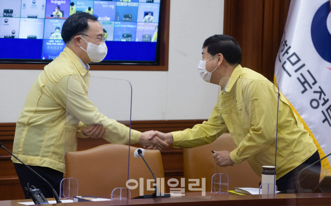 악수하는 문승욱-구윤철                                                                                                                                                                            