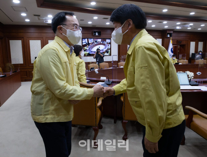 문승욱-안경덕, 중대본회의에서 만난 신임 장관들                                                                                                                                                    