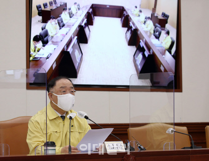  모두발언하는 홍남기 부총리                                                                                                                                                                       