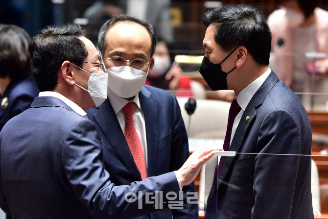 의원총회, '논의하는 김기현-추경호-김도읍'                                                                                                                                               