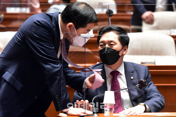 의원총회, '대화하는 김기현-박대출'                                                                                                                                                      