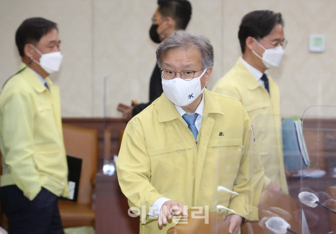  비상경제 중대본 참석하는 권칠승 장관                                                                                                                                                             