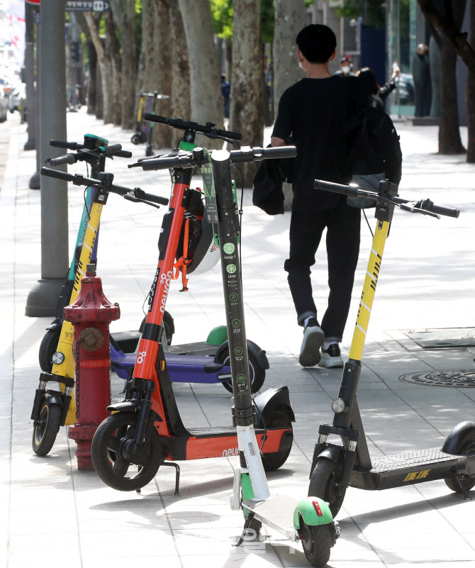 내일부터 전동퀵보드 이용하려면 '운전면허+헬맷 필수'                                                                                                                                     