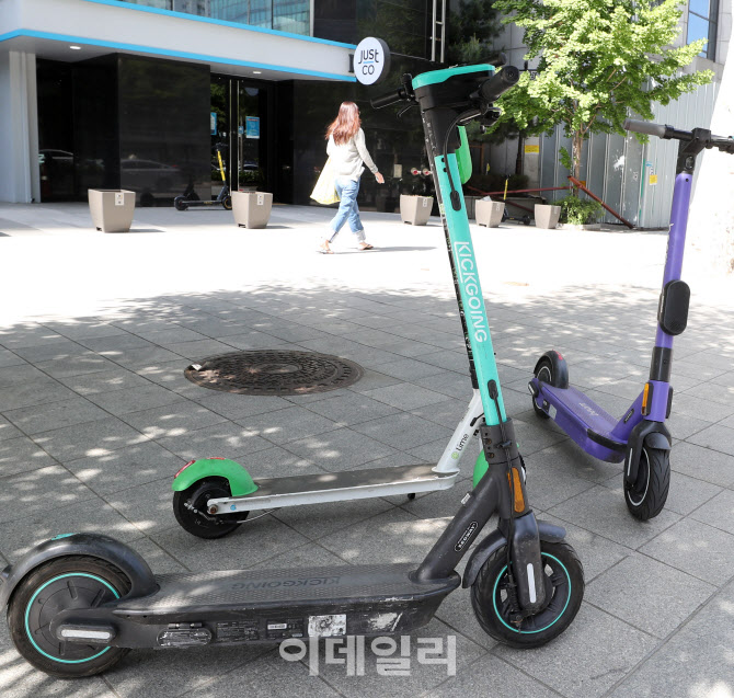 킥보드 무면허 운전 내일부터 단속… 범칙금 10만원                                                                                                                                                  