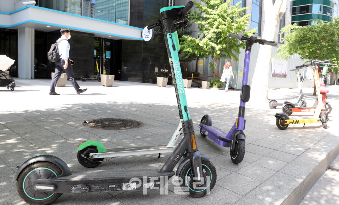 내일부터 전동 킥보드 면허 없이 타면 '벌금 10만원'                                                                                                                                       