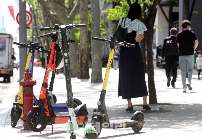 내일부터 전동 킥보드 "무면허 10만원, 헬멧 2만원, 2명이상 이용시 4만원"                                                                                                                  