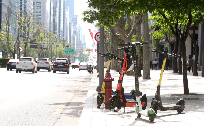 내일부터 운전면허 있어야 전동 킥보드 이용 가능 합니다                                                                                                                                             