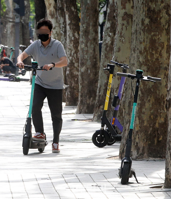 내일부터 전동퀵보드 이용하려면 면허+헬멧은 필수                                                                                                                                                   