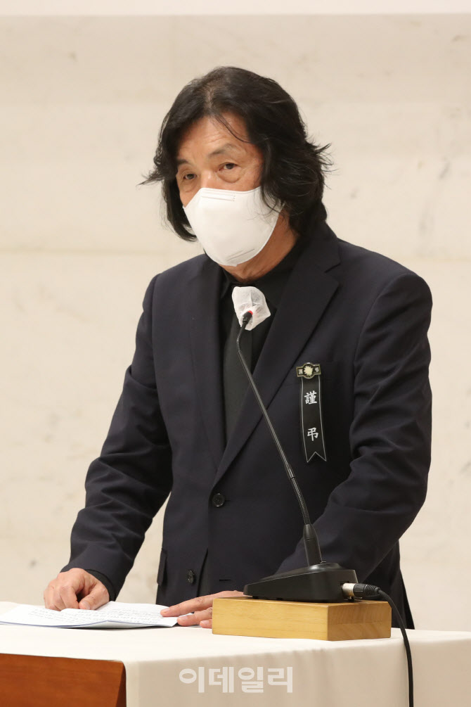 추도사하는 이창동 감독                                                                                                                                                                            