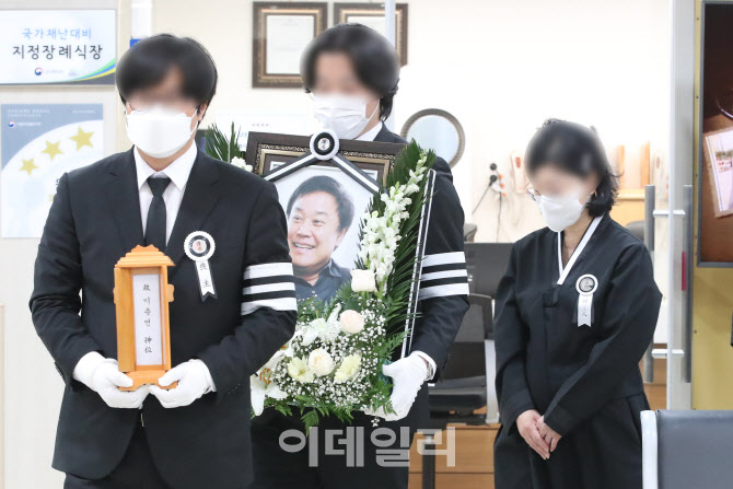 고 이춘연 영화인회의 이사장의 영정과 명패                                                                                                                                                         