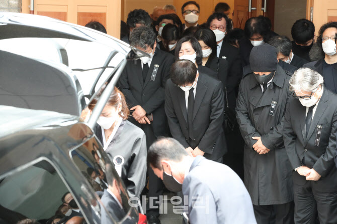 이춘연 영화인회의 이사장을 향해 고개 숙인 참석자들                                                                                                                                                