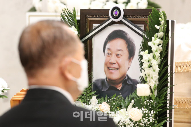 영정 속 밝게 웃은 고 이춘연 영화인회의 이사장                                                                                                                                                     