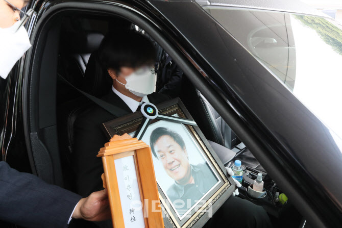 운구차에 탄 고 이춘연 영화인회의 이사장 영정                                                                                                                                                      