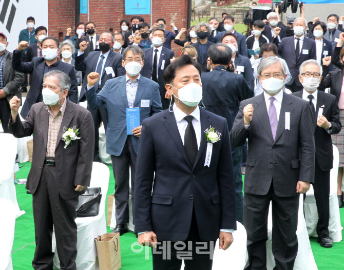  오세훈 서울시장, 임을위한 행진곡 제창                                                                                                                                                            