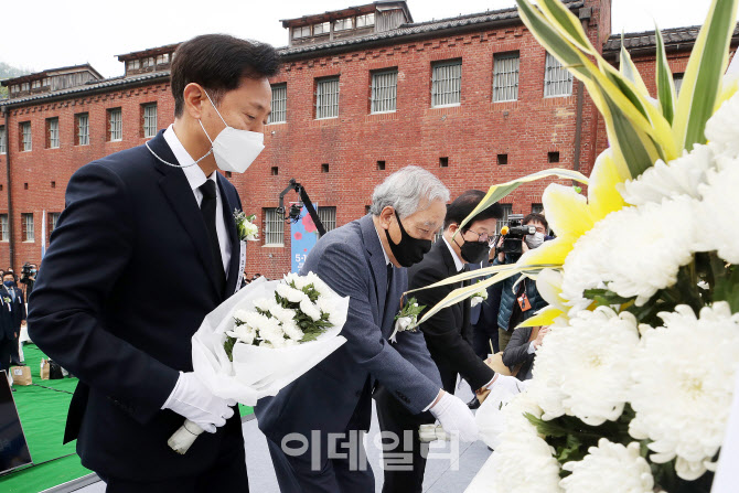  5·18 서울기념식 헌화하는 오세훈 시장                                                                                                                                                            