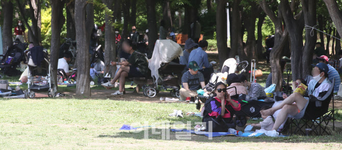 시원한 나무그늘아래서                                                                                                                                                                             