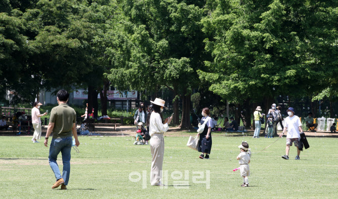 푸른 잔디 밟으며                                                                                                                                                                                  