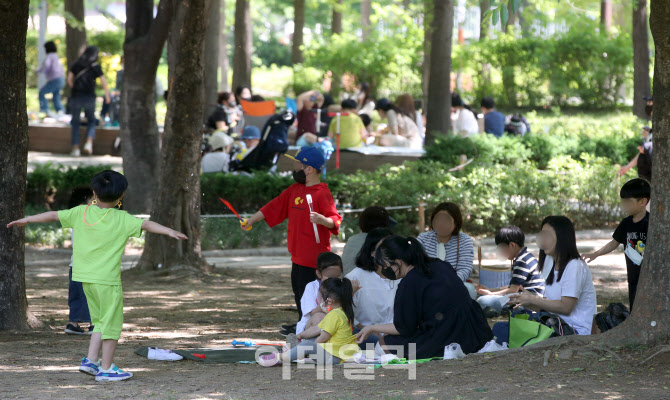 나무그늘 아래서                                                                                                                                                                                   