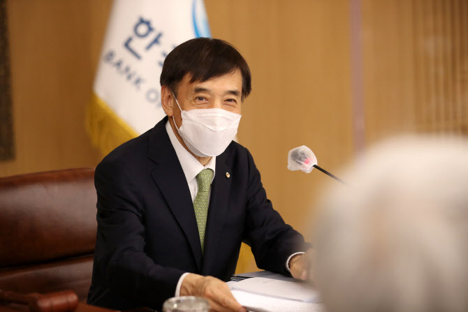 한은, 올 경제성장률 4.0% 전망..시장 예상치 넘었다(상보) - Vimarsana News