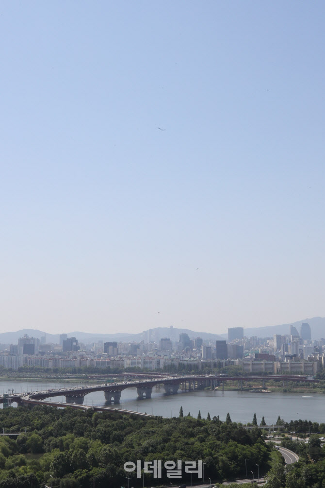 구름 한 점 없는 서울 하늘                                                                                                                                                                         