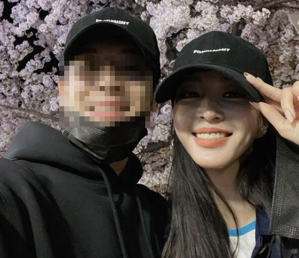 "가라오케 남성 접객원, 불법 아냐?"..한예슬 남친 과거 직업에 '민원' - Vimarsana News