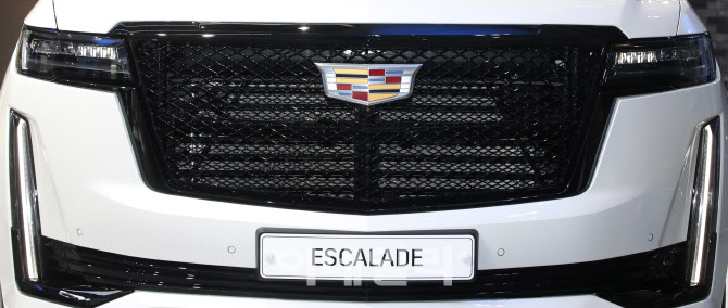 5세대 에스컬레이드, 스포츠 메쉬 글로스 블랙 그릴                                                                                                                                                  