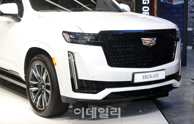 수직형 시그니처 라이팅 엘리먼트가 적용된 5세대 에스컬레이드                                                                                                                                       